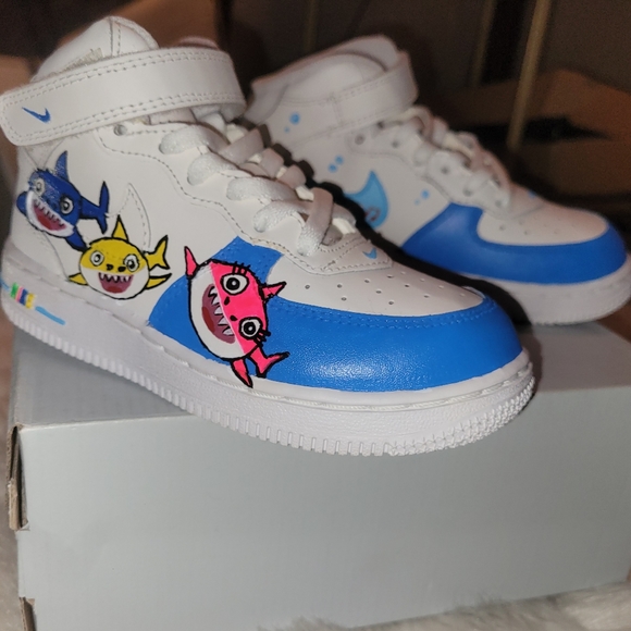 Size 10c high air force one, baby shark custom - Picture 3 of 5